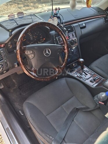 Mercedes E 270-7