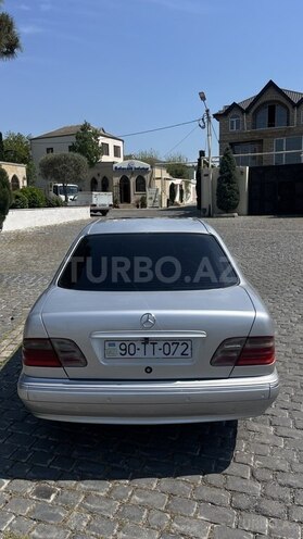 Mercedes E 270-2