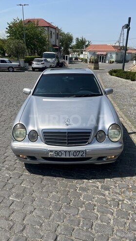 Mercedes E 270-1