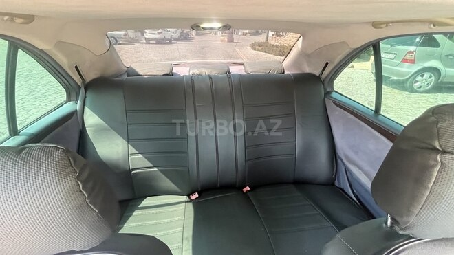 Mercedes E 270-6