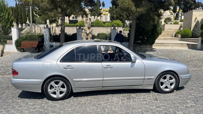 Mercedes E 270-4