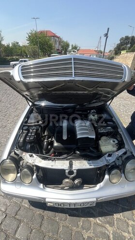 Mercedes E 270-9