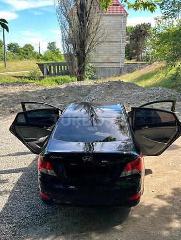Hyundai Accent-4