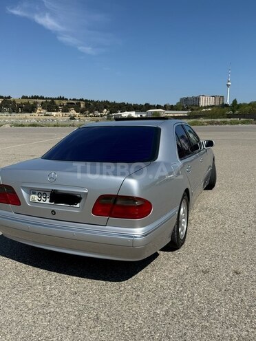 Mercedes E 240-4