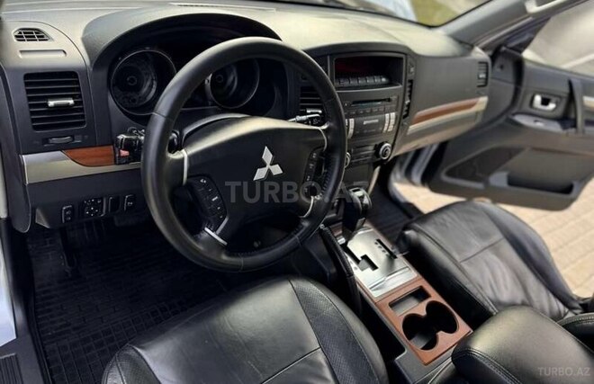 Mitsubishi Pajero-5