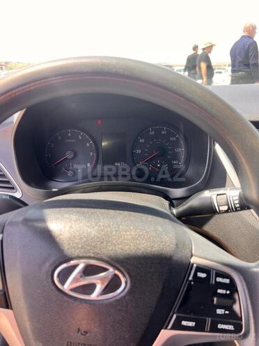 Hyundai Accent-15