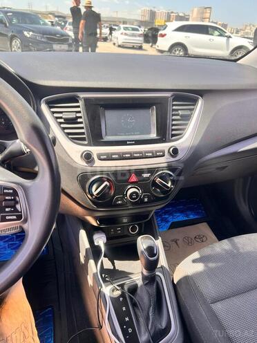 Hyundai Accent-12