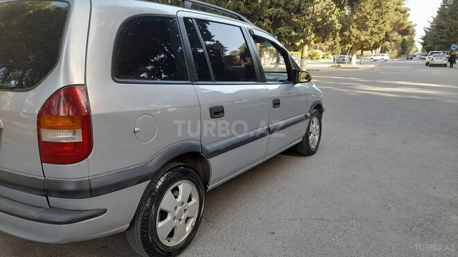 Opel Zafira-5
