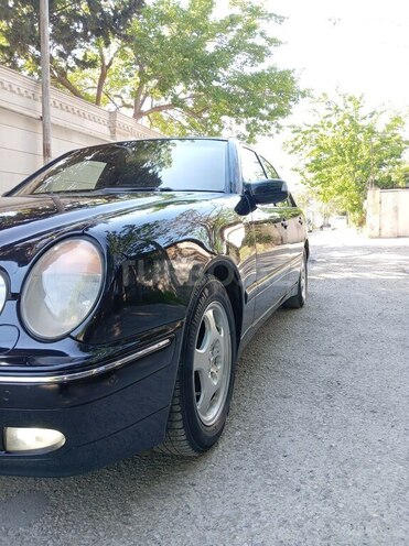 Mercedes E 240-13