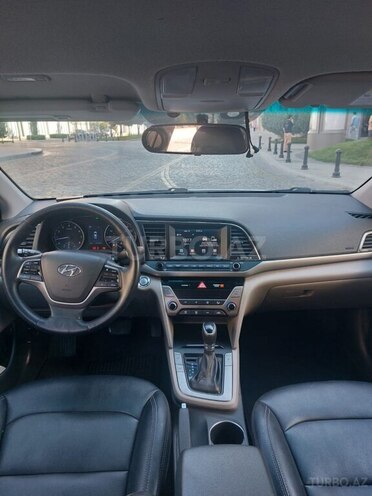 Hyundai Elantra-12