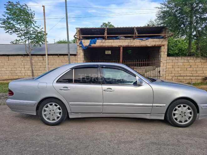 Mercedes E 270-7