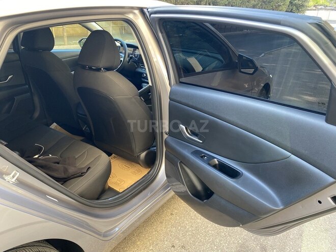 Hyundai Elantra-13