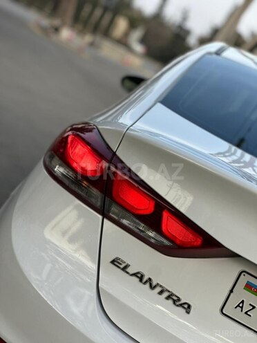 Hyundai Elantra-9
