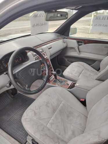Mercedes E 200-8
