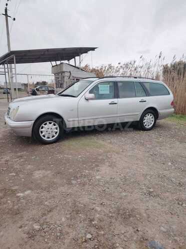Mercedes E 200-11