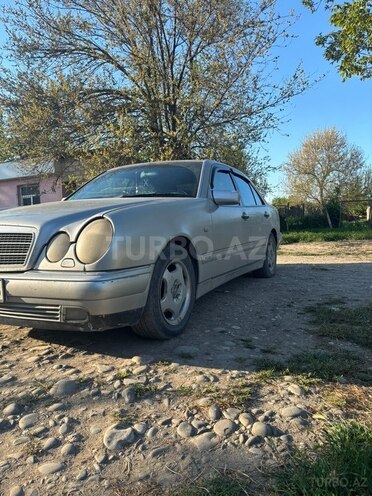 Mercedes E 200-2
