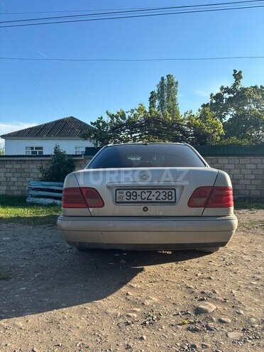 Mercedes E 200-4