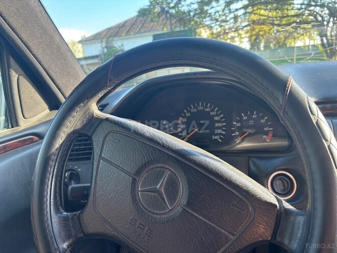 Mercedes E 200-8