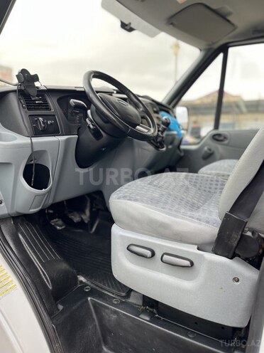 Ford Transit-10