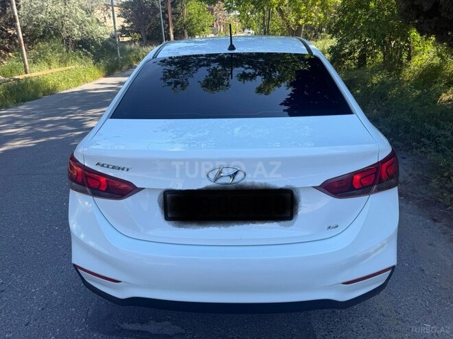 Hyundai Accent-12