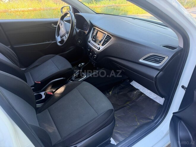 Hyundai Accent-13