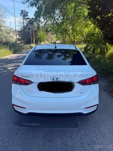Hyundai Accent-11