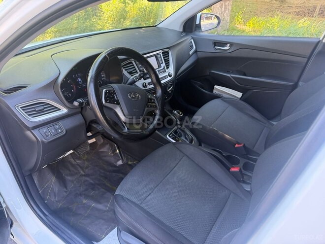 Hyundai Accent-14
