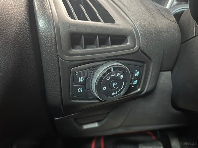 Ford Focus-30