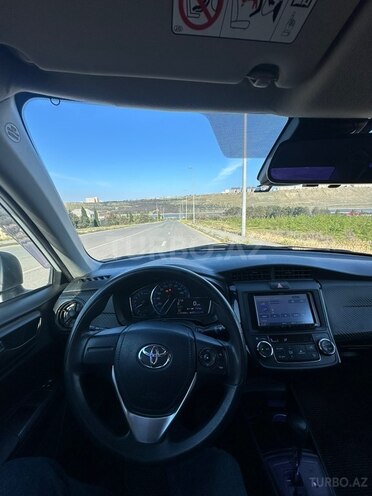 Toyota Corolla Axio-14
