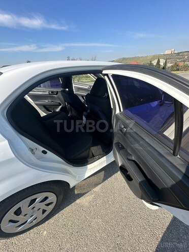 Toyota Corolla Axio-12