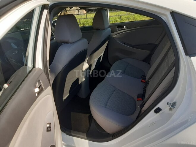 Hyundai Accent-12