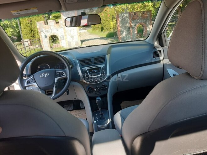 Hyundai Accent-11