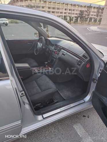 Mercedes E 220-17