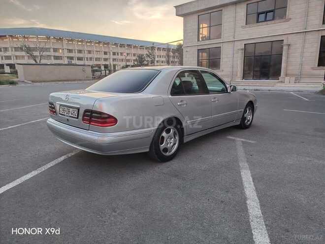 Mercedes E 220-11