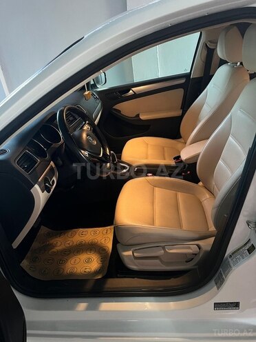 Volkswagen Jetta-11