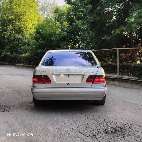 Mercedes E 240-8