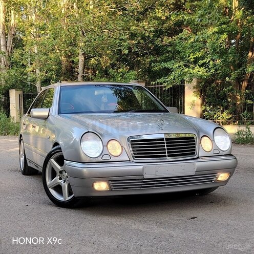 Mercedes E 240-1
