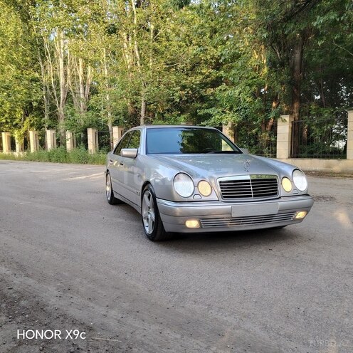 Mercedes E 240-4