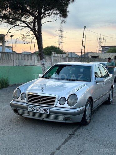 Mercedes E 280-1