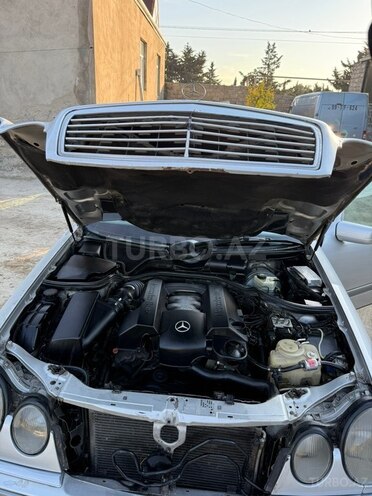Mercedes E 280-11