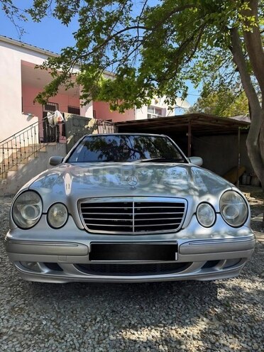 Mercedes E 270-3