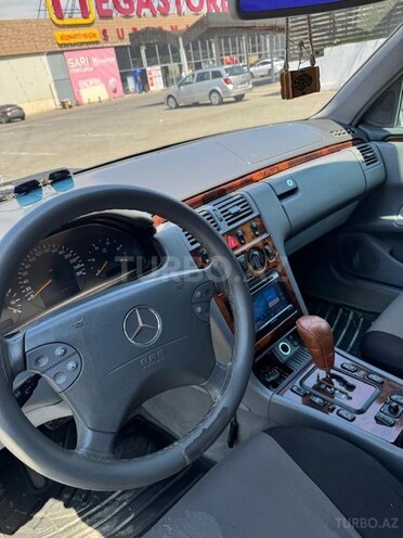 Mercedes E 270-7