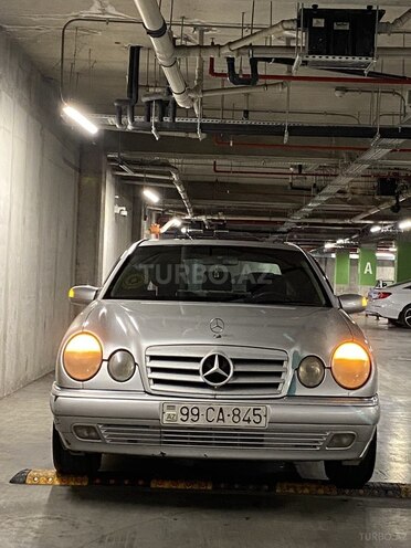Mercedes E 220-1