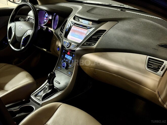 Hyundai Elantra-15