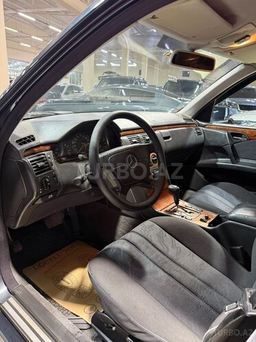 Mercedes E 200-10