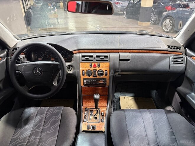 Mercedes E 200-11