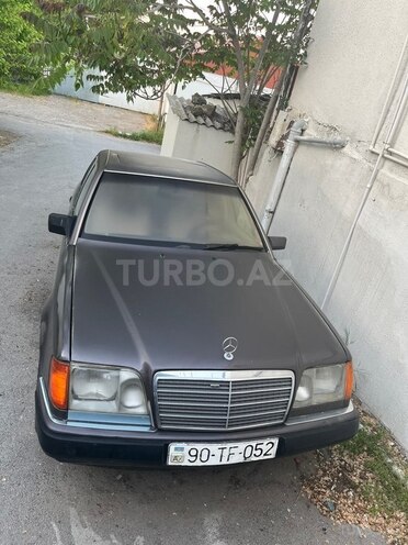 Mercedes E 200-1