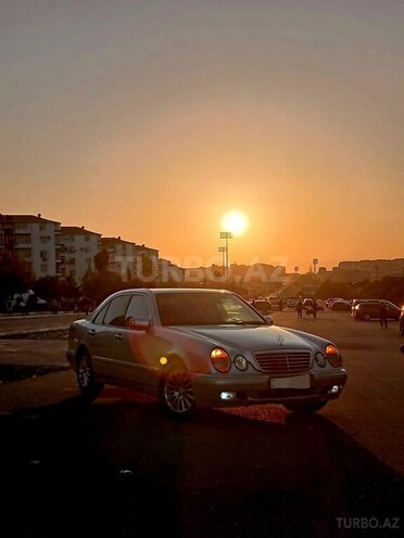 Mercedes E 270-3