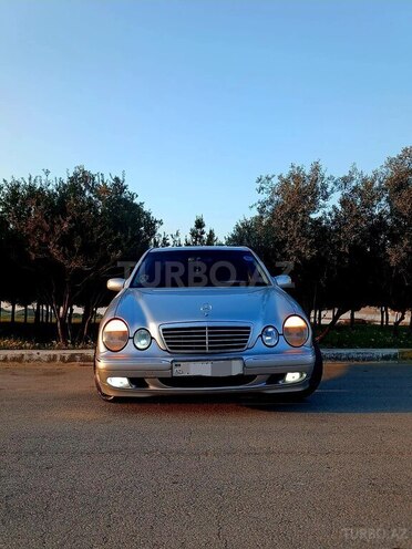 Mercedes E 270-1