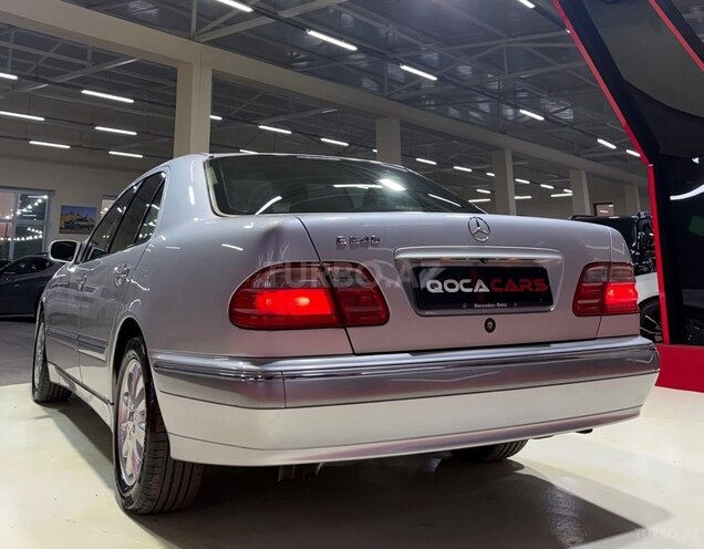 Mercedes E 240-11